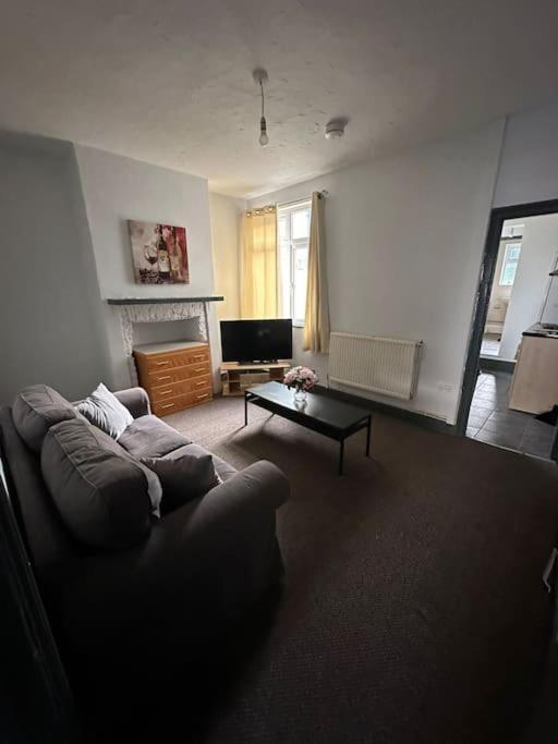 Spacious Comfortable & 3 Bed Near Town Apartment