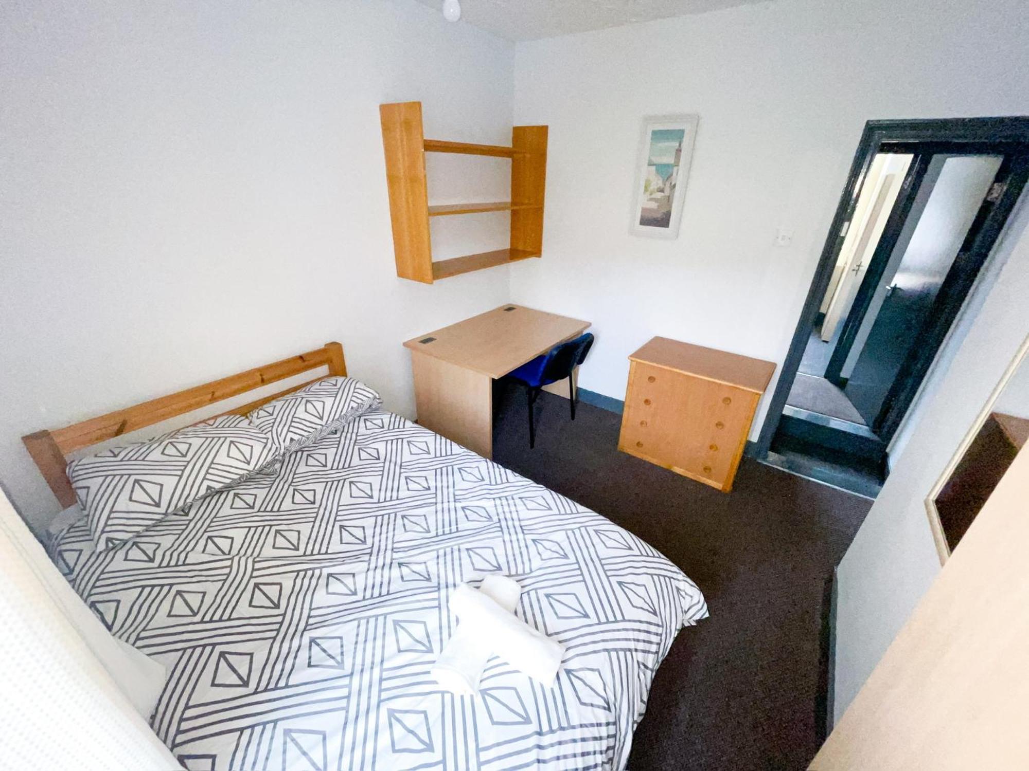 Spacious Comfortable & 3 Bed Near Town Apartment Gillingham (Kent)