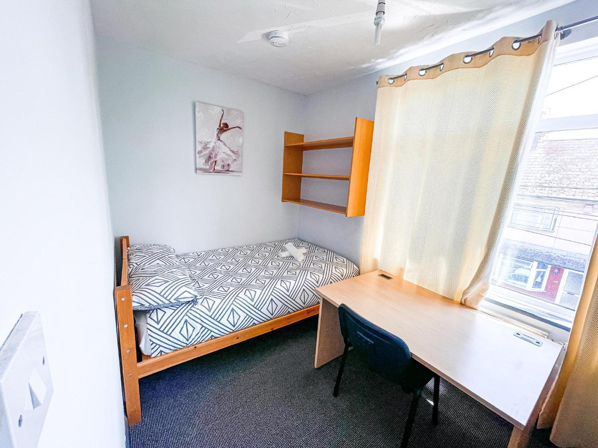 Spacious Comfortable & 3 Bed Near Town Apartment *